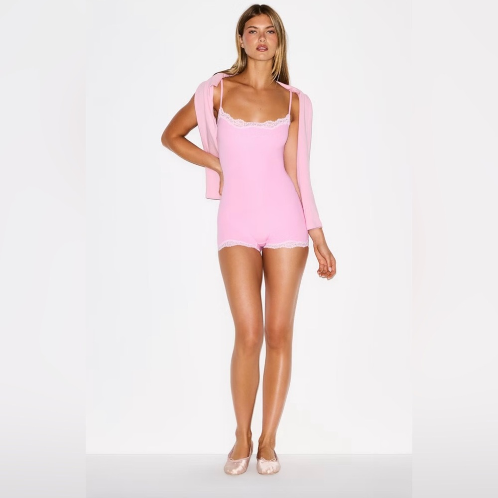 SKIMS FITS EVERYBODY LACE ONESIE - BUBBLEGUM S - NWT